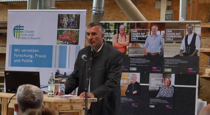 Dr. Jürgen Bauer, Geschäftsführer der Cluster-Initiative Forst und Holz in Bayern, initiierte die regionale Aktivität