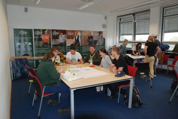 Internationale Gruppen diskutieren die Thematik der Wertschöpfungskette