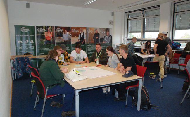 Internationale Gruppen diskutieren die Thematik der Wertschöpfungskette