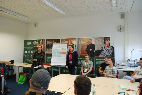 Forstingenieurin Nancy Koller und Vereinsvorsitzende Jorun Klinger-Illner moderieren den Tag mit den Studierenden