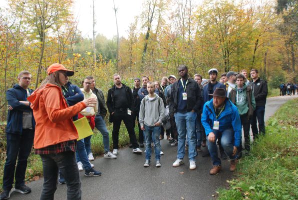 Forstingenieurin und Vereinsmitglied Nancy Koller erklärt auf englisch was in Bayern aktive Forstwirtschaft bedeutet