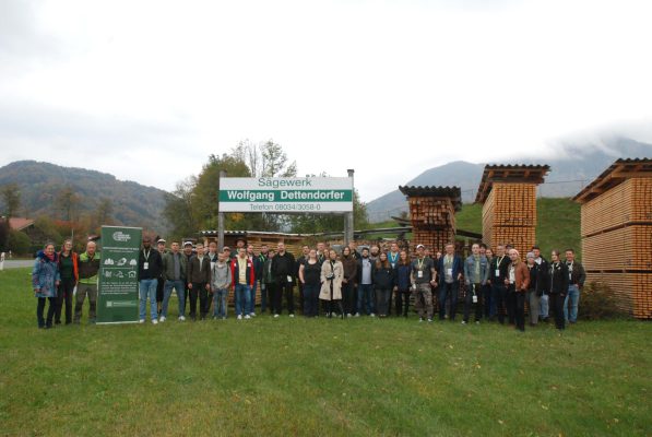 Vereins-Gründungsmitglied Wolfgang Dettendorfer empfängt die Studierenden im familieneigenen Sägewerk