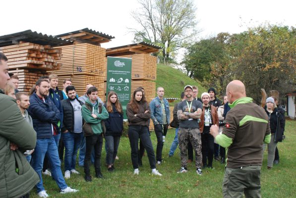 Studierende der Forstwirtschaft wie der Holztechnik lauschen den Erklärungen aus der Praxis