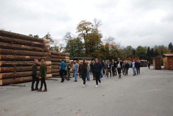 Eine Führung durch das Sägewerk begeisterte alle Studierenden