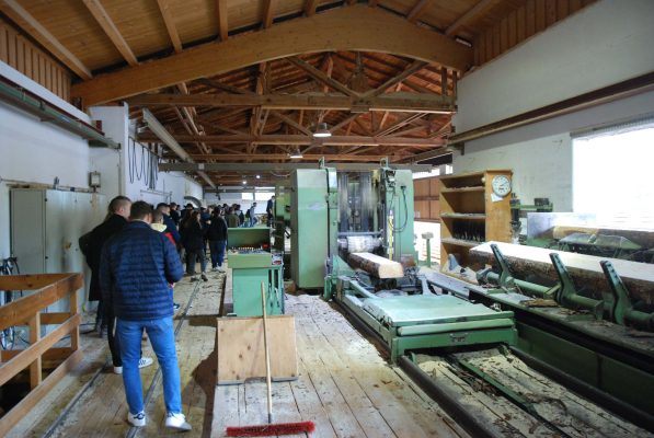 Nachschnitt von Bauholz am Gatter