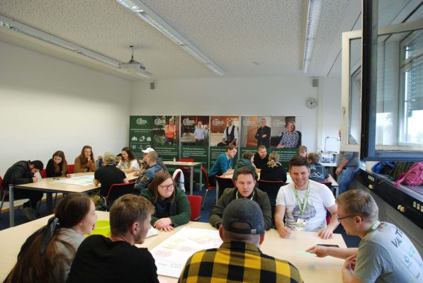 Verschiedene Gruppen arbeiten im "World Café" an verschiedenen Themen