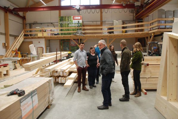 In der Fertigungshalle werden individuelle Holzgebäude gefertigt