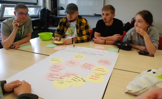 Durch einen Wechsel der Teams an alle Tische werden Ideen weiterentwickelt