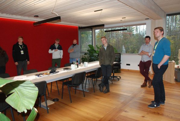 Ein großzügiger Besprechungsraum bietet Platz für Ideen