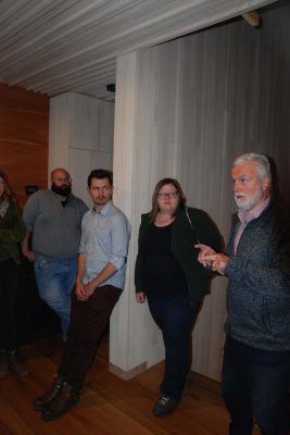 Firmengründer Franz Eder zeigt den Bürotrakt