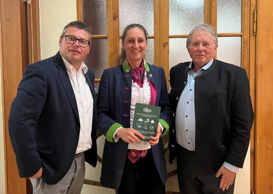 Geschäftsführer der Zimmerer-Innung Altötting-Mühldorf Markus Saller dankte Jorun Klinger-Illner, 1. Vorsitzende des Vereins, für ihren Vortrag, den Innungs-Obermeister Christan Drexl organisiert hatte.