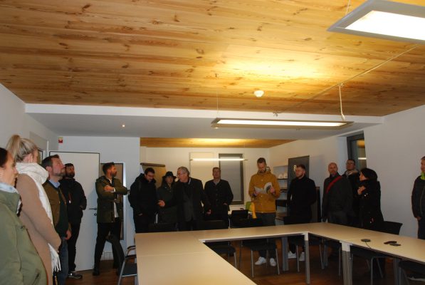 Im Inneren des Hochhauses zeigt sich das Holz in der Geschossdecke und verleiht einen gemütlichen Charakter.