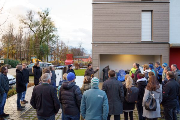 Die Führung durch die "City of Wood" zeigt vom Einfamilienhaus über Mehrgeschosser bis zum Hochhaus die Wohnwelt, wie auch Forschungshäuser und ein Holz-Parkhaus.
