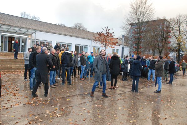Alle über 80 Teilnehmer folgten den Führungen durch das Parkgelände, das unter anderem Holzbau-Prototypen und Forschungshäuser zeigt.