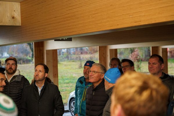 Das Buchenfurnierschichtholz überspannt die ganze Breite des Parkhauses und schafft viel freien Raum.