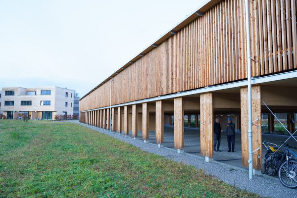 Das neu errichtete Parkhaus aus Holz ist mit Buchenfurnierschichtholz gebaut.