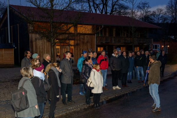 Bis es dunkel wurde begeisterten sich die Teilnehmer für die Erklärungen zu den Forschungshäusern, hier vor dem 350 Jahre alten Peissnhof.