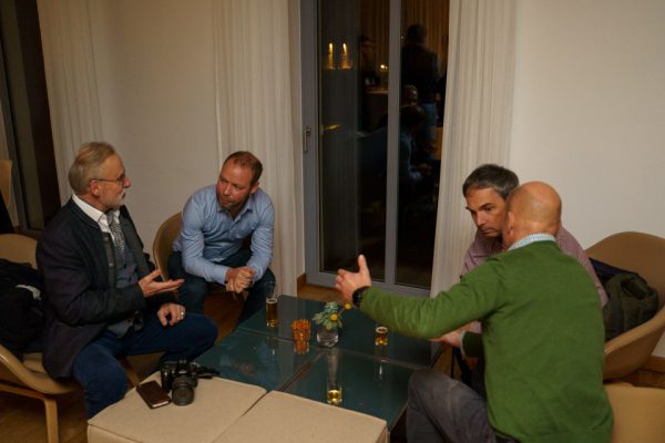 Das gibt es nur im Verein "Wir bauen auf heimisches Holz e.V." Holzbau-Professor, Zimmerer, Weiterverarbeiter und Säger an einem Tisch!