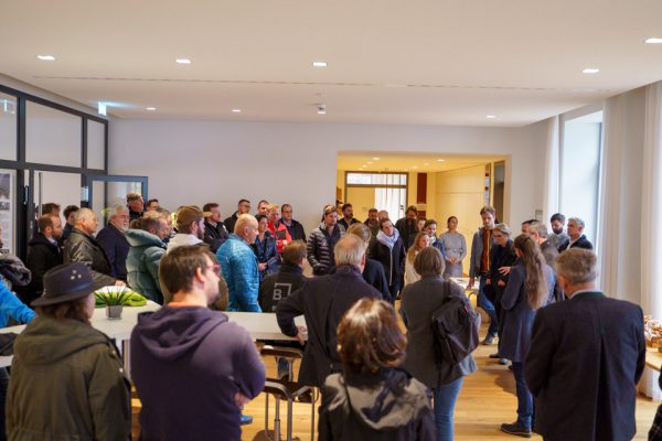 Der Verein "Wir bauen auf heimisches Holz e.V." ludt Forst, Säger, Zimmerer, Architekten und Vertreter von Kommunen ein zur Veranstaltung "Vom Setzling bis zum Holzbau - Blick über den Tellerrand".