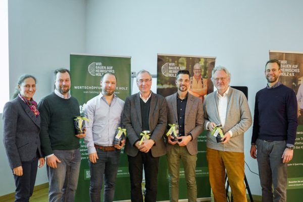 Die Vereinsvorsitzenden Jorun Klinger-Illner und Dr. Max von Bredow bedanken sich bei den Referenten Bernhard Breitsameter, Matthias Kaufmann, Prof. Arthur Schankula, Hans Kaufmann und dem Hausherren Dr. Ernst Böhm.