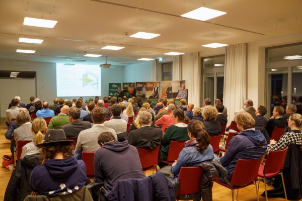 Prof. Arthur Schankula berichtet über die Holzgebäude in der "City of Wood" sowie die Notwendigkeit des Bauens mit Holz im städtischen Kontext.