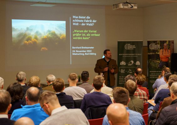 Bernhard Breitsameter, Vorsitzender der WBV Aichach und unzähliger anderer Forst-, Säge- und Holz-Zusammenschlüse zeigt, dass wir mit aktiver Forstwirtschaft das Beste für den Wald tun.