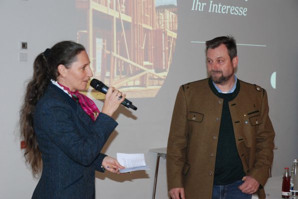 Bernhard Breitsameter beantwortet die von der Vorsitzenden gestellte Frage zum Holz: "Wir können noch viel mehr Holz nutzen und der Bestand wächst trotzdem weiter!."