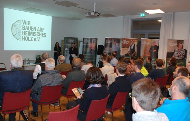"Wir bauen auf heimisches Holz e.V." präsentierte "Vom Setzling bis zum Holzbau - Blick über den Tellerrand" für die Forst-Holz-Wertschöpfungskette. Referenten von außerhalb der Region berichteten.