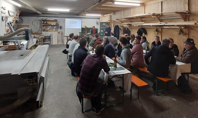 Die Mitglieder der Zimmerer-Innung Traunstein-Berchtesgadener Land lauschten auf der Herbstversammlung dem Vortrag über Vorteile der Mitgliedschaft für die Zimmereibetriebe.