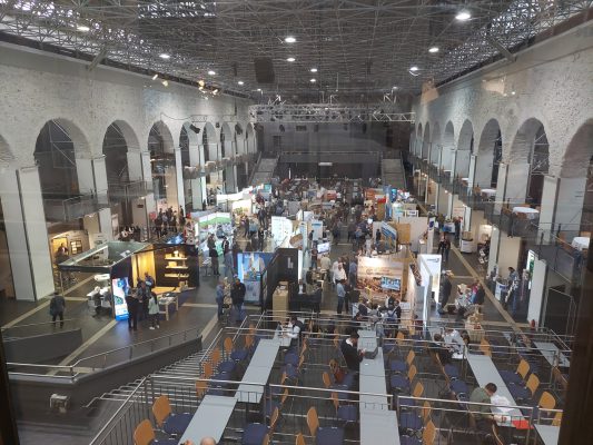 Eine begleitende Ausstellung von Firmen des Holzbaus bat die Möglichkeit der Information.