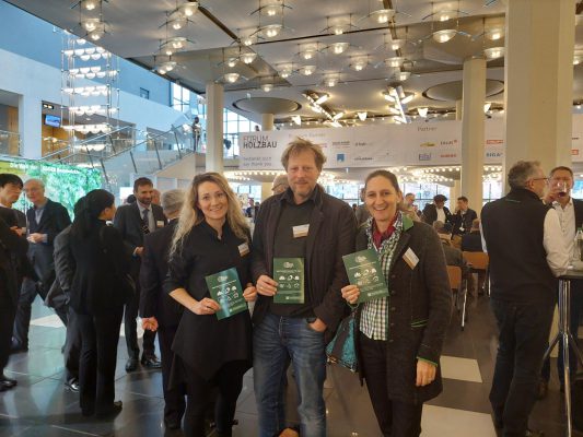 Vereinsvorstand informiert sich und netzwerkt auf Internationalem Holzbauforum (v.l.)Architektin Catherina Wagenstaller, Architekt Hans Jahn und 1. Vorsitzende Jorun Klinger-Illner sowie Josef Huber (nicht im Bild).