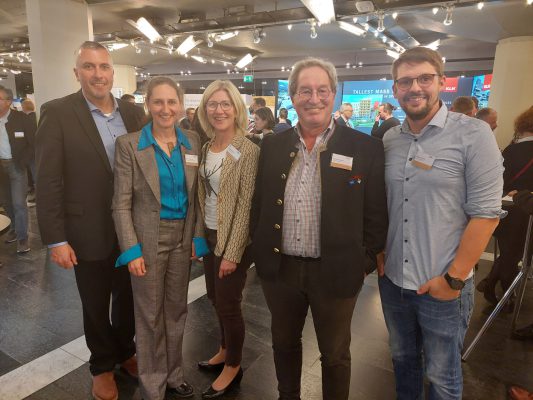 Die Cluster-Initiative Forst und Holz stärkt mit Regional-Initiativen ganz Bayern. Hier Dr. Jürgen Bauer, Cluster-Geschäftsführer; Jorun Klinger-Illner, 1. Vorsitzende des Vereins "Wir bauen auf heimisches Holz e.V."; Maike Breitfeld, Hugo Wirthensohn, Markus Briechle, alle vom Holzforum Allgäu.