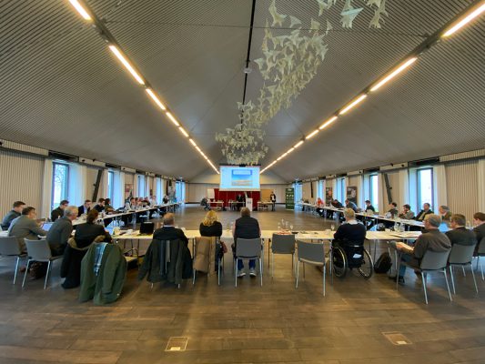 Rosenheimer Bürgermeister informieren sich über den Verein und das Thema Bauen mit heimischem Holz.