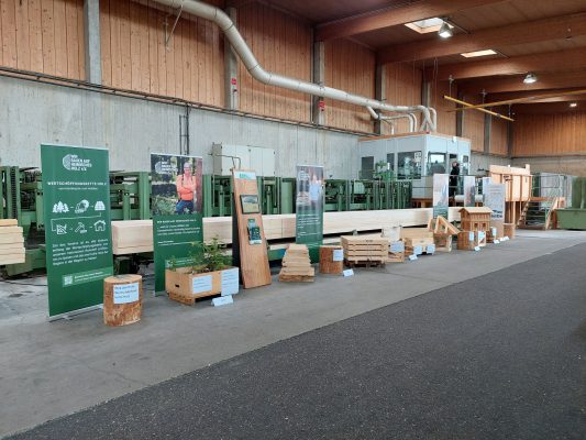 Tag der offenen Tür bei Huber & Sohn mit "Wir bauen auf heimisches Holz e.V."