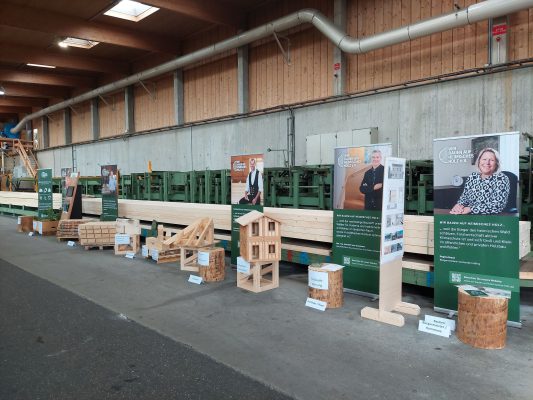 Tag der offenen Tür bei Huber & Sohn mit "Wir bauen auf heimisches Holz e.V."