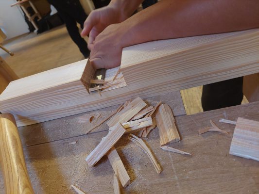 Wir bauen auf heimisches Holz e.V. bekommt Tische von Berufsschule Bad Aibling