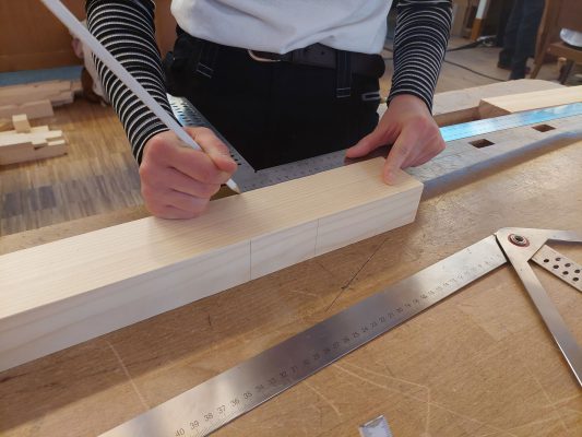 Wir bauen auf heimisches Holz e.V. bekommt Tische von Berufsschule Bad Aibling