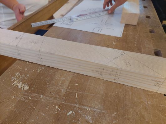 Wir bauen auf heimisches Holz e.V. bekommt Tische von Berufsschule Bad Aibling