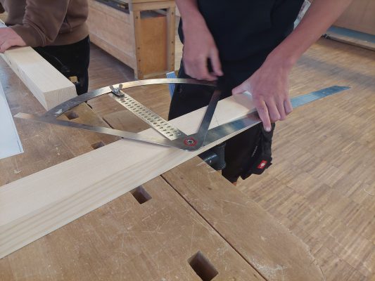 Wir bauen auf heimisches Holz e.V. bekommt Tische von Berufsschule Bad Aibling