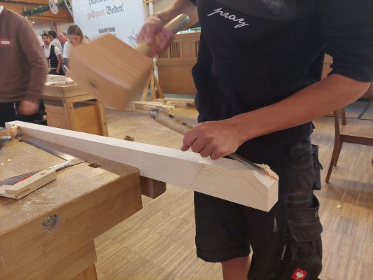 Wir bauen auf heimisches Holz e.V. bekommt Tische von Berufsschule Bad Aibling