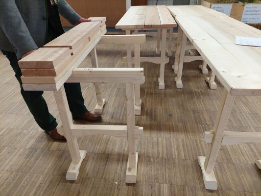 Wir bauen auf heimisches Holz e.V. bekommt Tische von Berufsschule Bad Aibling
