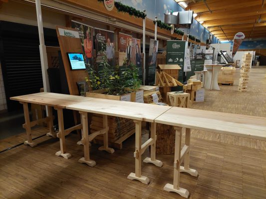 Wir bauen auf heimisches Holz e.V. bekommt Tische von Berufsschule Bad Aibling