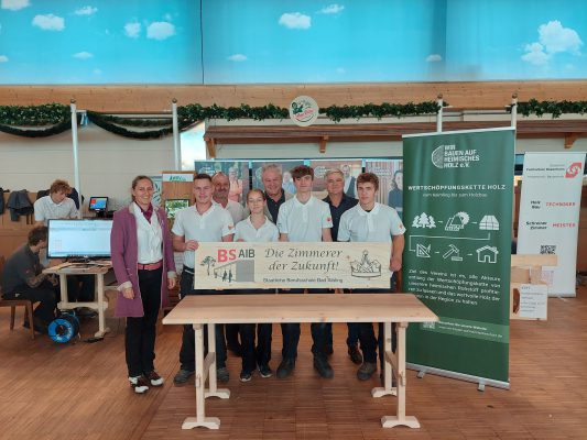 Wir bauen auf heimisches Holz e.V. bekommt Tische von Berufsschule Bad Aibling