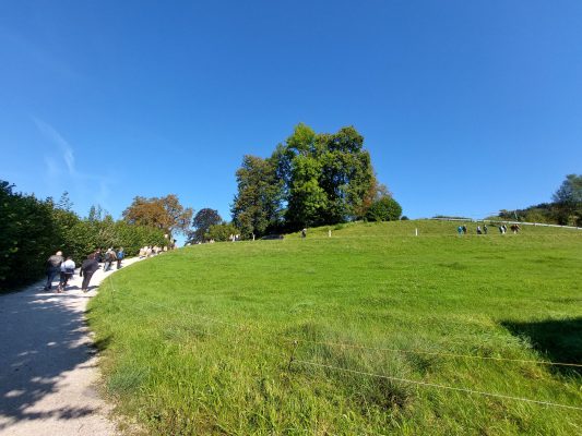 Kleiner Fußmarsch vom Kulturhof Stanggass hinauf zur Kinderklinik Schönsicht.