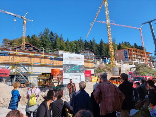 Zur alten Klinik werden neue Gebäude hinzugebaut. Dies geschieht in Etapen, dass der Klinikbetrieb aufrecht erhalten werden kann. Architekt Stefan Kohlmeier führt uns.