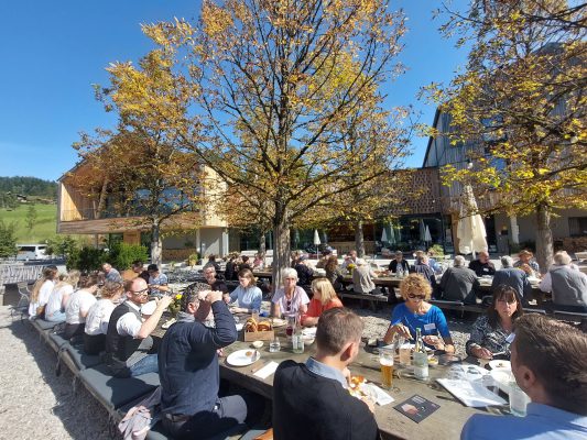 Weißwürst, Obazda und Brezen stärken unsere Teilnehmer, bevor es weiter geht.