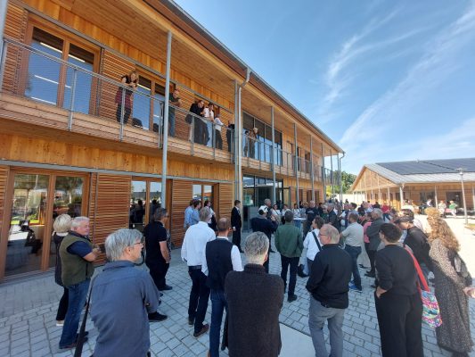 Architekt Lechner und Bürgermeister Schild begrüßen unsere Teilnehmer und führen durch das Bürgerzentrum mit Bibliothek und verschiedensten Räumen.