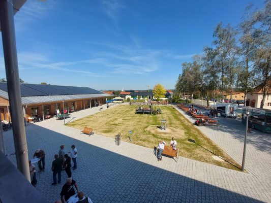 Das Bürgerzentrum umrahmt einen Platz, der als ein neues Zentrum der Gemeinde dienen soll.
