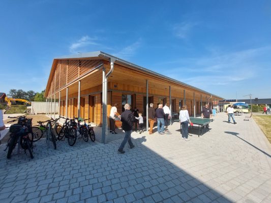 Das Nebengebäude beherbergen das Jugendzentrum, den Orchester-Probenraum sowie eine Gastronomie.
