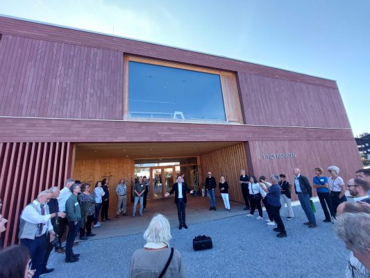 Bürgermeister Schwarzmayr begrüßt uns voller Stolz vor seinem Objekt.